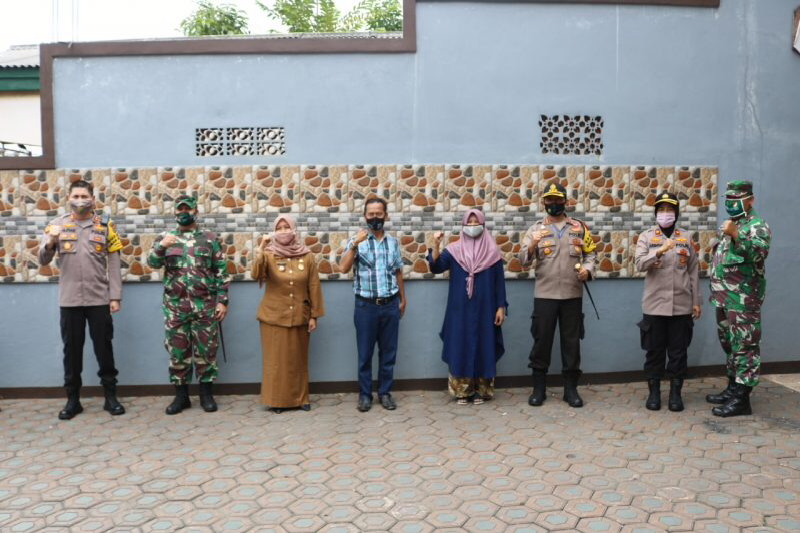 Kombes Pol Widjonarko bersama jajaran saat mengunjungi Kampung Tangguh