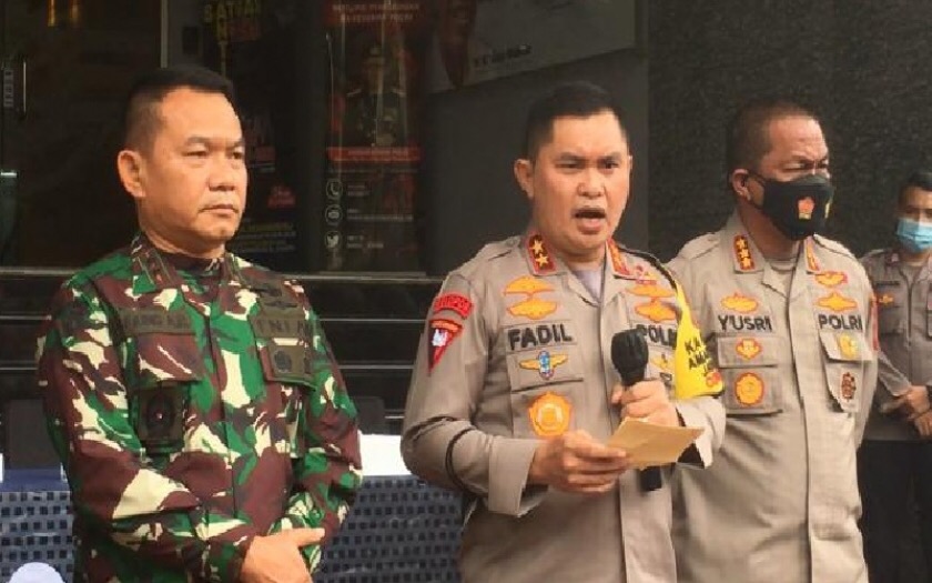 Konferensi Pers terkait baku tembak antara polisi dan pengawal Rizieq di tol Japek