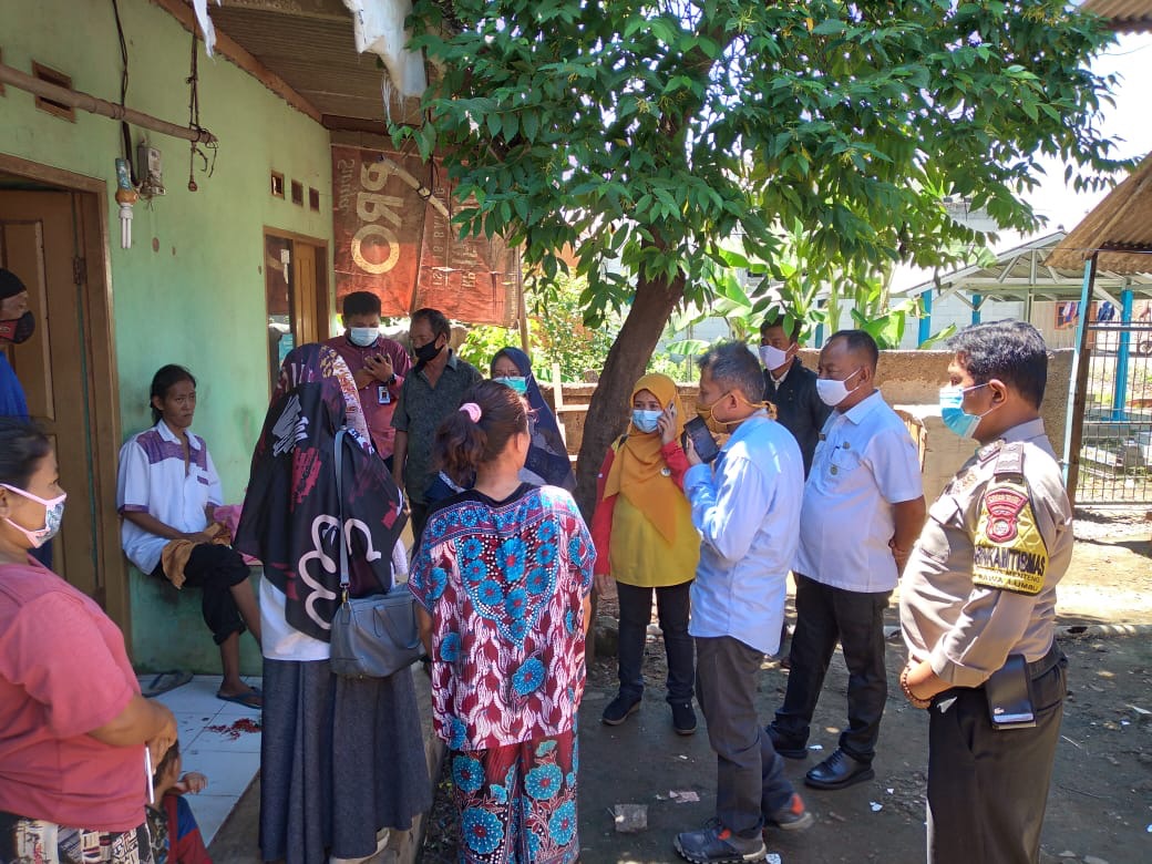 Tim dari DPPA saat mengunjungi rumah orang tua yang diduga menelantarkan bayinya