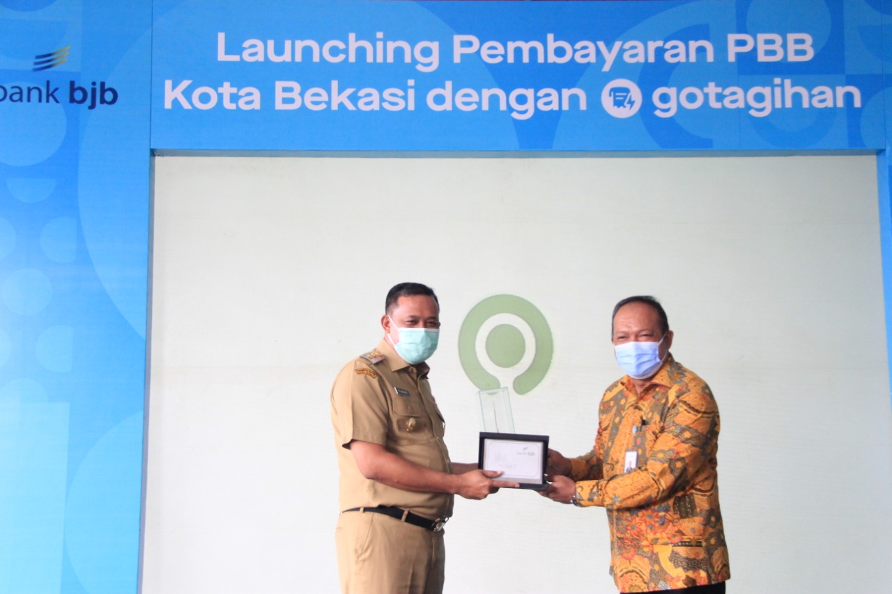Wakil Walikota Bekasi Tri Adhianto dan VP regionel Gojek Jabodetabek Gede Manggala, saat meresmikan kerjasama Pemkot Bekasi dan Gojek untuk pembayaran PBB masyarakat