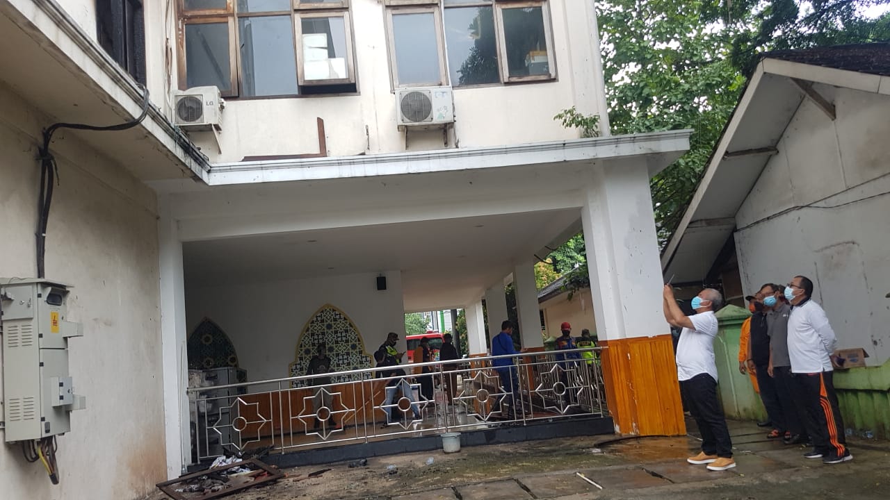 Walikota Bekasi saat melakukan pengecekan kebakaran di kantor Dinas Pendidikan Kota Bekasi 