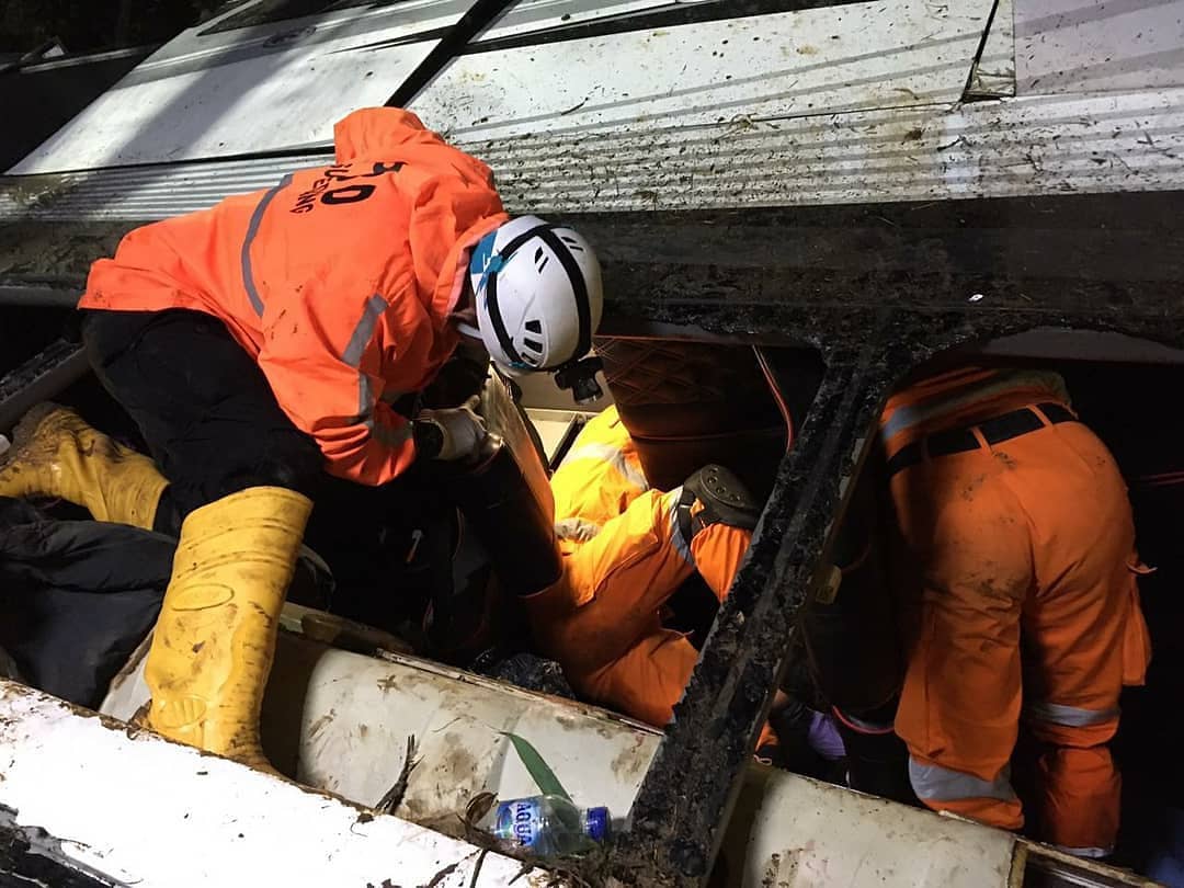 Basarna saat mengevakuasi korban kecelakaan bus di Sumedang