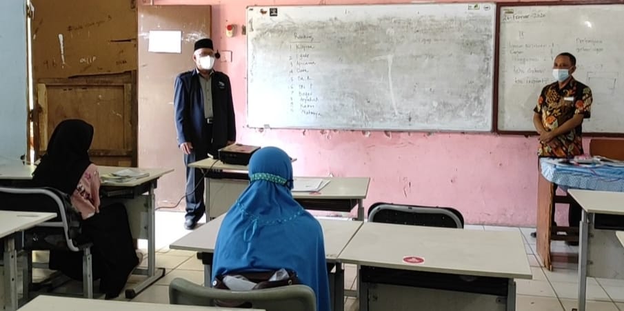 Foto: Ketua Dewan Pendidikan Kota Bekasi, Ali Fauzie meninjau pelaksanaan Adaptasi Tatanan Hidup Baru Satuan Pendidikan (ATHB-SP) di SMP Negeri 3 Bekasi, Jalan KH. Agus Salim, Bekasi Timur, Kamis (25/3)