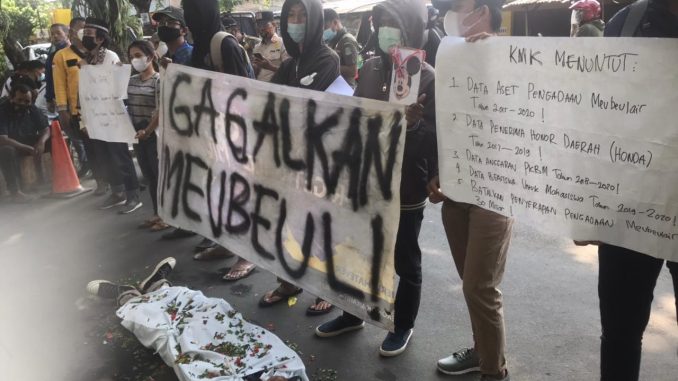 Foto: Koalisi Mahasiswa Kritis (KMK) Kota Bekasi, menggelar unjuk rasa di depan kantor Dinas Pendidikan (Disdik) Kota Bekasi, Jalan Lapangan Bekasi Tengah, Margahayu, Bekasi Timur, Kamis (22/4).