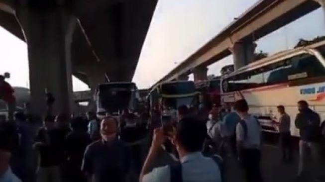 Video viral buruh yang terjebak di tol Japek