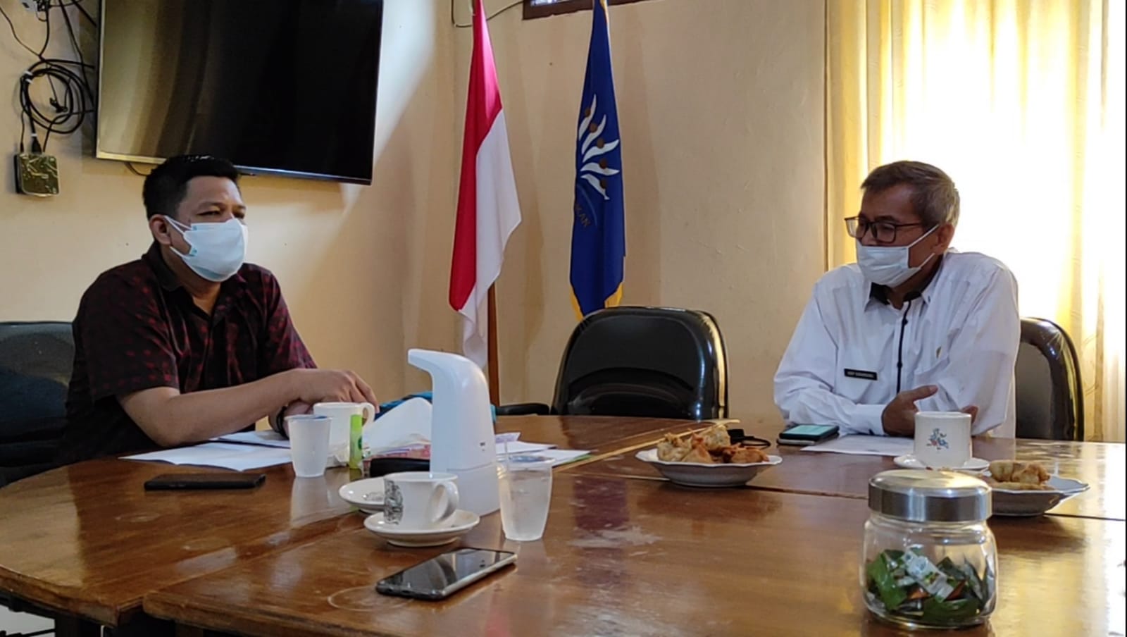 Foto: Ketua Bidang SMA/SMK Dewan Pendidikan Kota Bekasi, Ariyanto Hendrata bersama Kepala Cabang Dinas (KCD) wilayah III Jawa Barat, Asep Sudarsono, menjelaskan kendala pelaksanaan PPDB SMA/SMK/SLB tahun 2021 