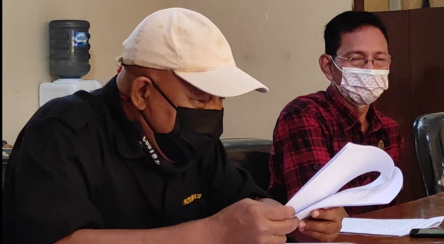 Foto: Machmud Permana (kiri), Suhartono (kanan) menyampaikan data PPDB SMA Negeri bermasalah kepada Kepala Cabang Dinas(KCD) wilayah III Jabar di Kantor Dewan Pendidikan, pada Rabu (4/8)