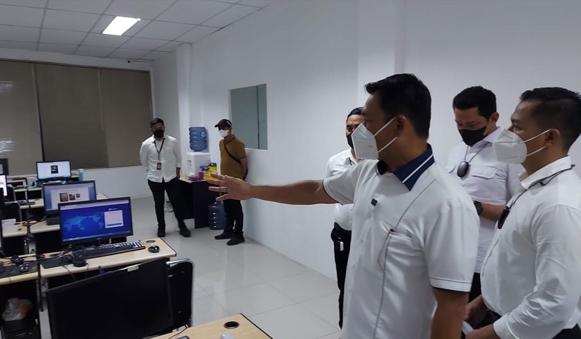 Penggerebekan kantor pinjaman online illegal di Jakarta