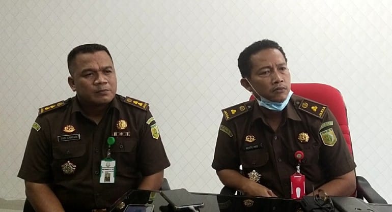 Kasi Intel Kejari Kota Bekasi, Yadi Cahyadi yang juga didampingi Kasi Pidsus Restu Andi