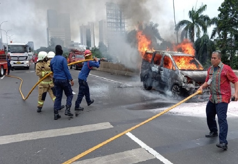 Peristiwa kebakaran mobil di ruas tol JORR