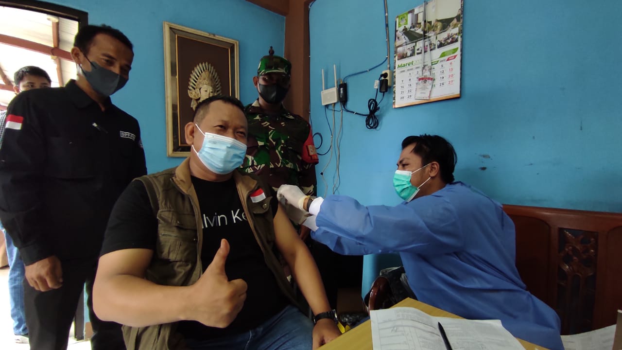 Ketum FWJ Abdul Rojak saat menjalani vaksin ketiga booster