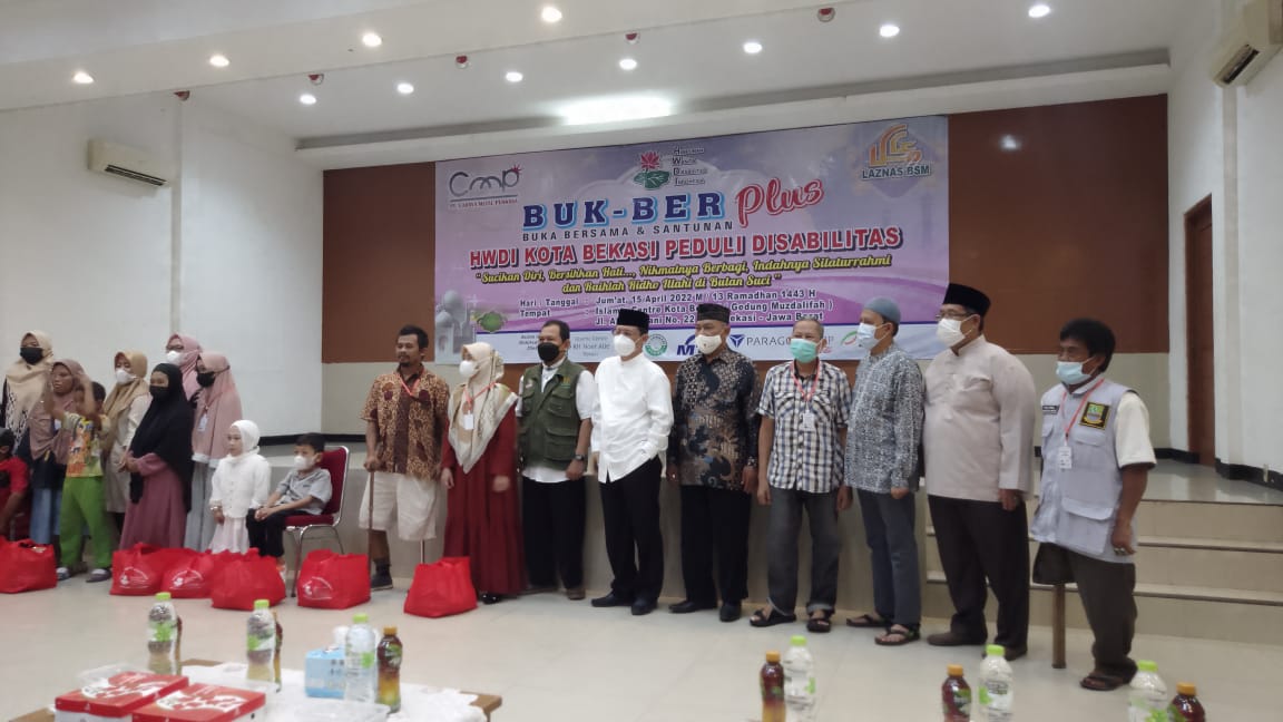 Kegiatan penyerahan santunan ramadhan untuk penyandang disabilitas