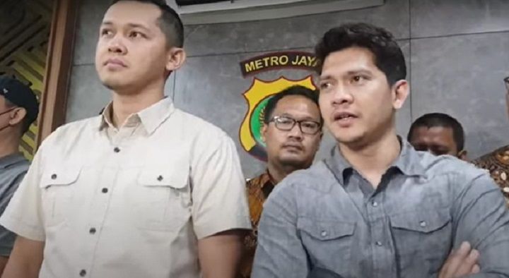 Aktor laga Iko Uwais di Mapolda Metro Jaya memberikan keterangan pers