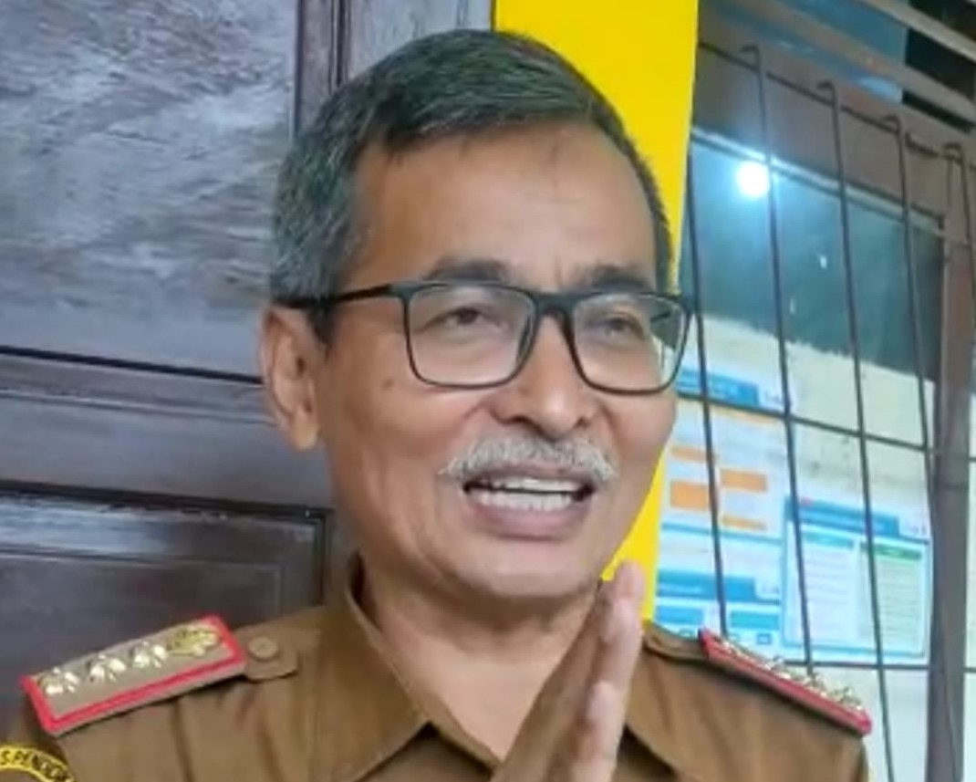 Foto: Kepala Cabang Dinas Pendidikan (KCD) Wilayah III, Asep Sudarsono, saat meninjau pelaksanaan PPDB online tahap I jenjang SMA/SMK/SLB, di SMAN 8 Kota Bekasi, Senin (6/6) 