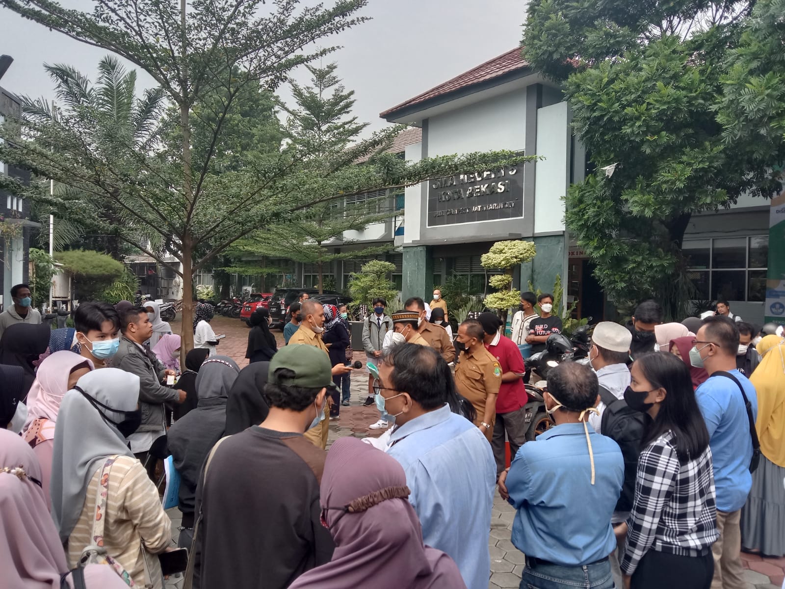 Foto: Calon peserta didik dan didampingi orangtua mendatangi SMAN 5 Kota Bekasi, untuk mendapatkan akun, saat pembukaan pendaftaran PPDB Jabar tahap I jenjang SMA/SMK/SLB, Senin (6/6). 