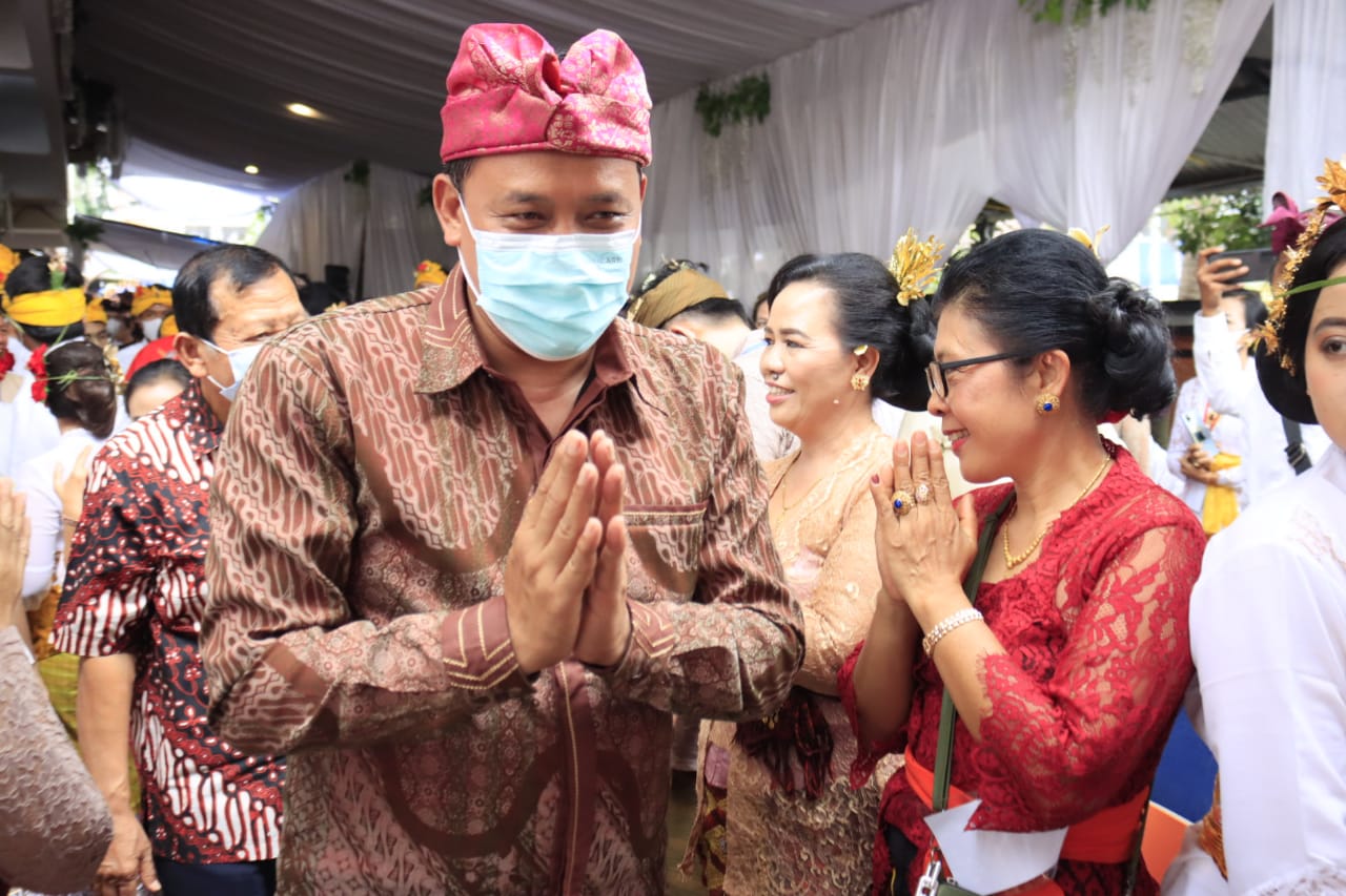 Plt Walikota Tri Adhianto menghadiri upacara adat Metatah di Jakasampurna