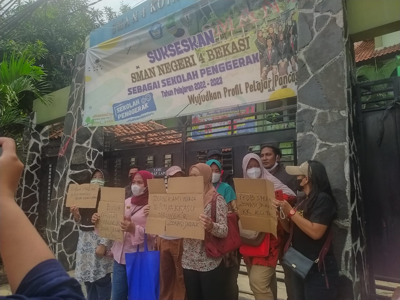 Aksi demontrasi di SMA 4 Kota Bekasi,oleh  para orang tua yang anaknya tidak lolos jalur zonasi