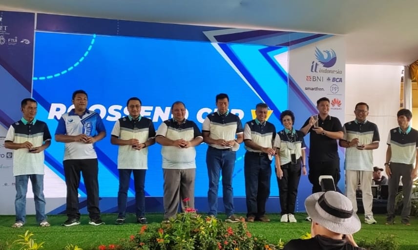 Para peserta Turnamen Roosseno Cup V diantaranya Prof Dedi Priadi mewakili Rektor Universitas Indonesia, Prof. Ari Kuncoro, Ketua Majelis Wali Amanat UI, Saleh Husin, Dekan FTUI Prof Heri Hermansyah dan Ketua GIFT, Sehat Maulana, Anton Firmansyah, ST selaku CEO PT.Implementasi Teknologi Indonesia (ITI) dan Amalia Rooseno putri Prof Rooseno 