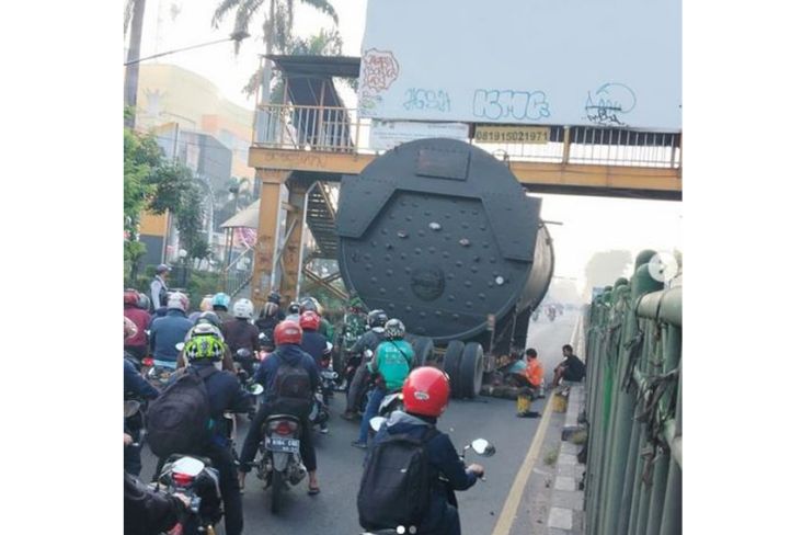 Truk tangki yang tersangkut di JPO Grand Mall, Bekasi