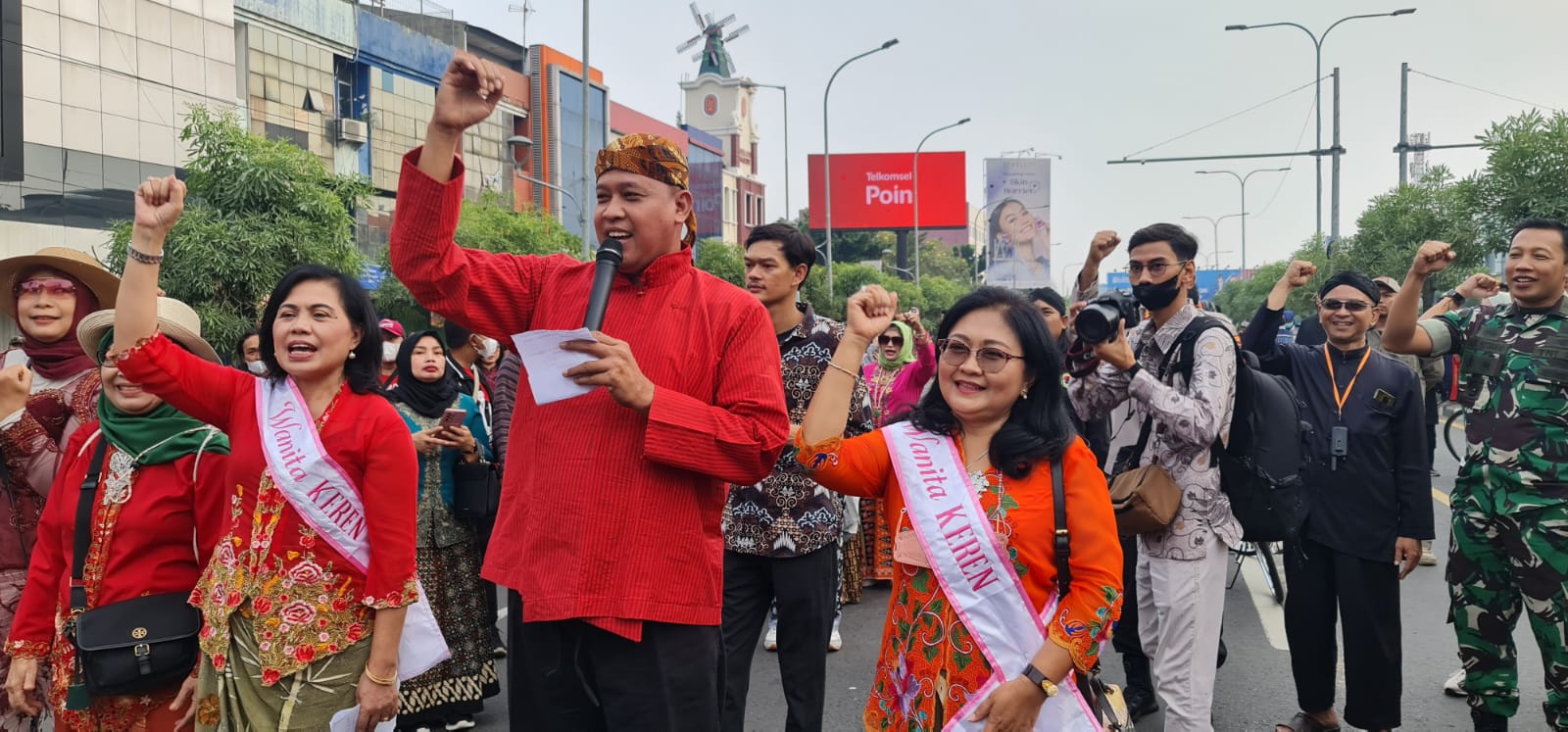 Plt Walikota Bekasi Tri Adhianto saat membuka event Wanita Keren