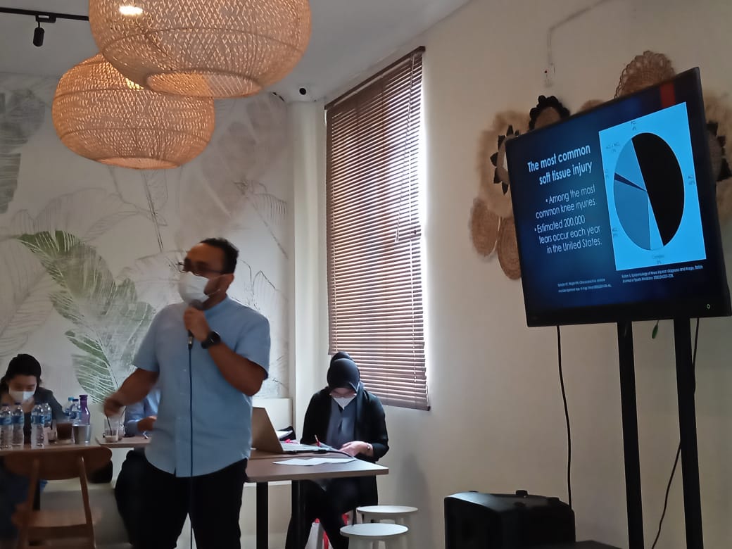 dokter Noha Roshadiansyah Soekarno, Sp.OT (K) Hip and Knee Sp.OT (K), saat RTD yang diselenggaraka Eka Hospital