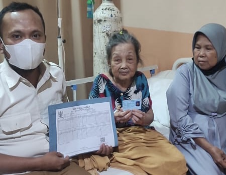 Dukcapil melakukan perekaman data penduduk di rumah sakit