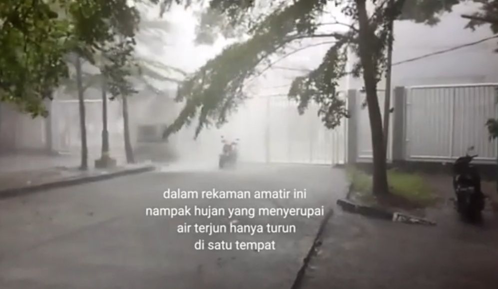 Viral air hujan mirip air terjun di Bekasi