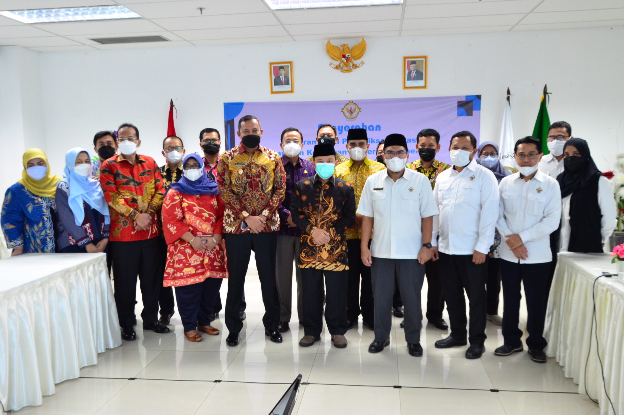 Plt Walikota Bekasi Tri Adhianto bersama ketua perwakilan BPK Jawa Barat dan Ketua DPRD Kota
 Bekasi