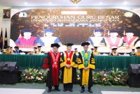 Prof. Dr. Ir. Mujiono Sadikin, S.T., M.T (Toga kuning) dan Prof. Dr. Joko Sriwidodo, S.H., M.H., M.Kn.(toga merah)