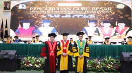 Prof. Dr. Ir. Mujiono Sadikin, S.T., M.T (Toga kuning) dan Prof. Dr. Joko Sriwidodo, S.H., M.H., M.Kn.(toga merah)