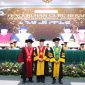 Prof. Dr. Ir. Mujiono Sadikin, S.T., M.T (Toga kuning) dan Prof. Dr. Joko Sriwidodo, S.H., M.H., M.Kn.(toga merah)