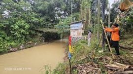 Pemasangan alat deteksi dini banjir oleh BNPB