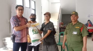 Antrean Sempat Membludak, Penyaluran Bansos di Kayuringin Jaya Kini Tertata