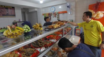 Harga Plastik Melejit, Pedagang Warteg di Kota Bekasi Menjerit