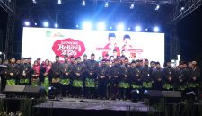 Ketua DPRD Kota Bekasi, Sardi Efendi dan Wakiota Bekasi Tri Adhianto menghadiri acara Pelantikan Pengurus Besar Badan Kekeluargaan Masyarakat Kota Bekasi (PB-BKMKB) periode 2026 