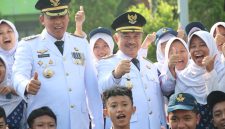 Wakil Wali Kota Bekasi Abdul Harris Bobihoe bertindak sebagai inspektur upacara, mewakili Wali Kota Tri Adhianto.