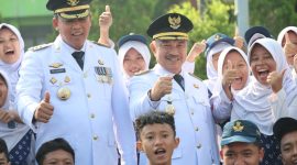 Wakil Wali Kota Bekasi Abdul Harris Bobihoe bertindak sebagai inspektur upacara, mewakili Wali Kota Tri Adhianto.