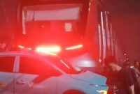 Mobil taksi yang tersangkut diduga penyebab terjadinya tabrakan antara KJJ dan KRL