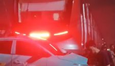 Mobil taksi yang tersangkut diduga penyebab terjadinya tabrakan antara KJJ dan KRL