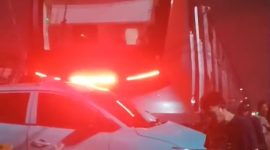 Mobil taksi yang tersangkut diduga penyebab terjadinya tabrakan antara KJJ dan KRL