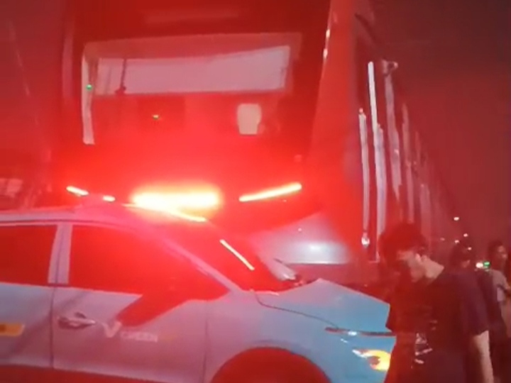 Mobil taksi yang tersangkut diduga penyebab terjadinya tabrakan antara KJJ dan KRL