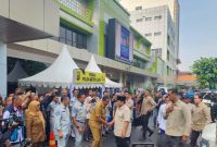 Wali Kota Bekasi Tri Adhianto menyambut presiden Prabowo di RSUD CAM
