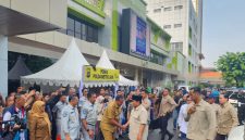 Wali Kota Bekasi Tri Adhianto menyambut presiden Prabowo di RSUD CAM