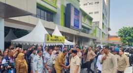 Wali Kota Bekasi Tri Adhianto menyambut presiden Prabowo di RSUD CAM