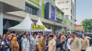 Wali Kota Bekasi Tri Adhianto menyambut presiden Prabowo di RSUD CAM