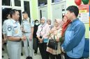 Direktur Utama PT Jasa Raharja, Imam Awaludin saat mengunjungi keluarga korban kecelakaan kereta