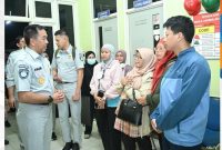 Direktur Utama PT Jasa Raharja, Imam Awaludin saat mengunjungi keluarga korban kecelakaan kereta