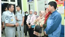 Direktur Utama PT Jasa Raharja, Imam Awaludin saat mengunjungi keluarga korban kecelakaan kereta