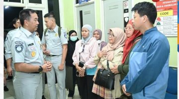 Direktur Utama PT Jasa Raharja, Imam Awaludin saat mengunjungi keluarga korban kecelakaan kereta