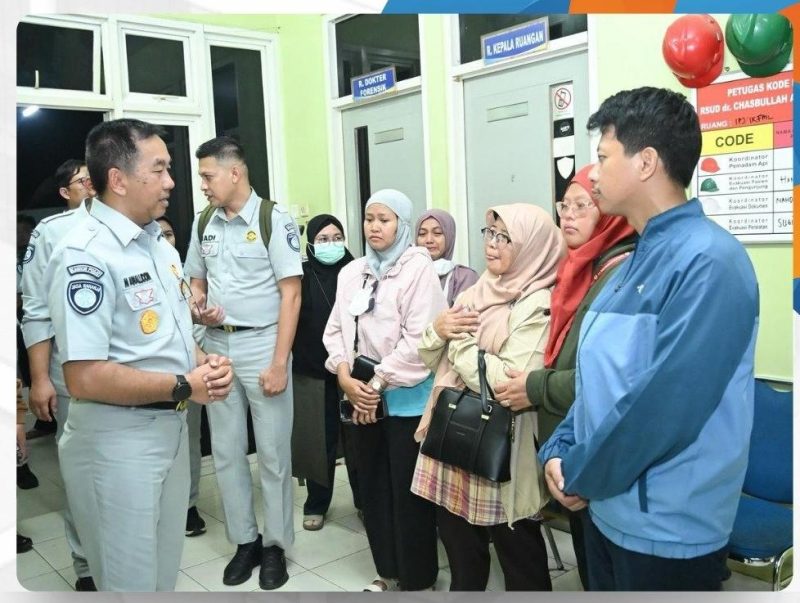 Direktur Utama PT Jasa Raharja, Imam Awaludin saat mengunjungi keluarga korban kecelakaan kereta